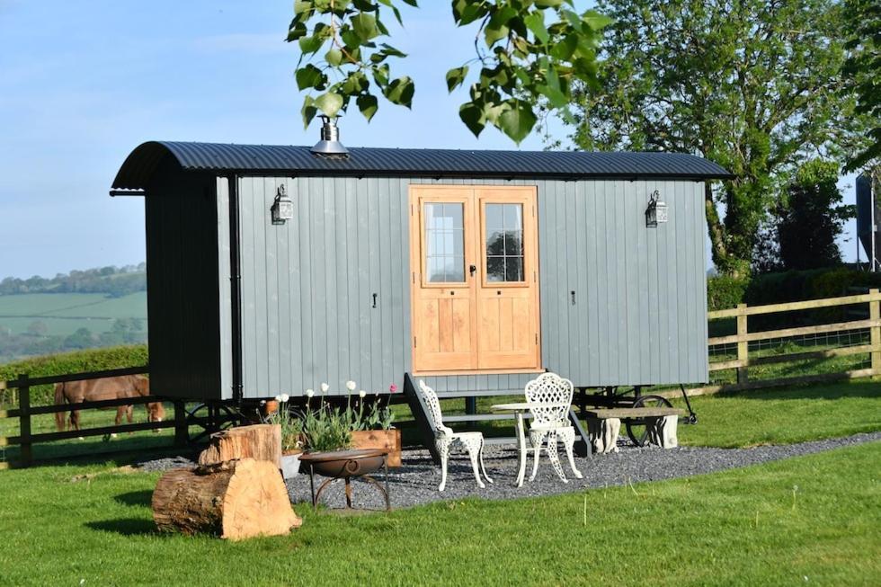 The Shepherds Hut Carmarthen Extérieur photo