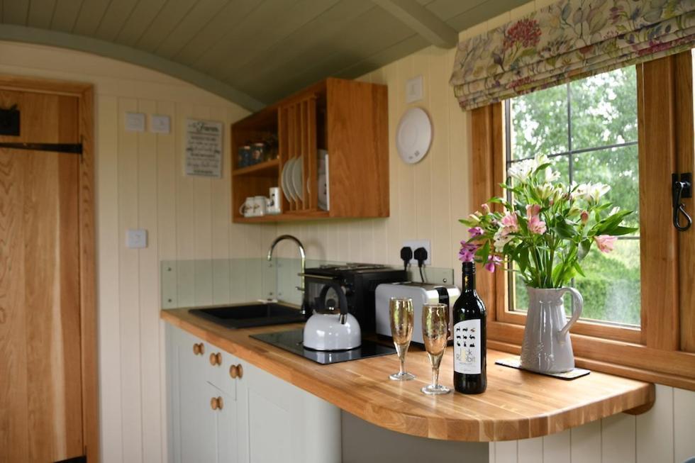 The Shepherds Hut Carmarthen Extérieur photo